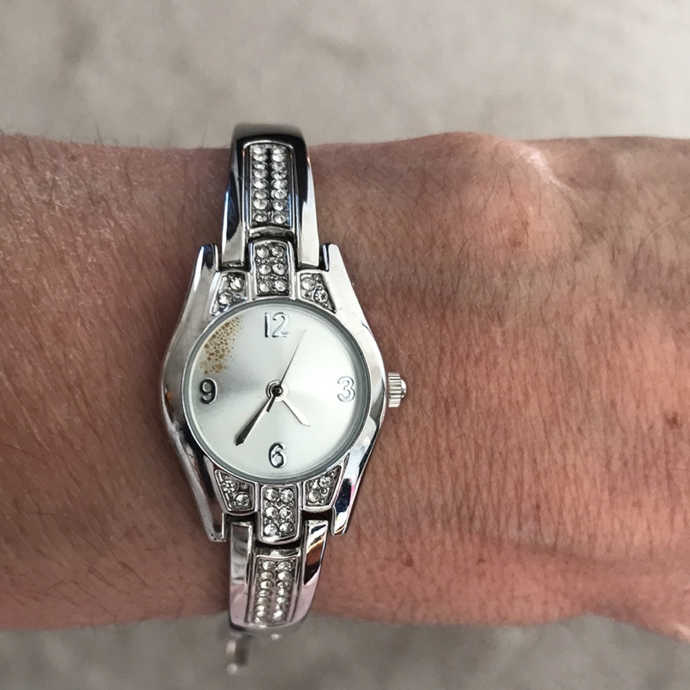 Female watch, measures 8”